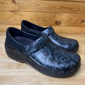 Crocs Size 8 Neria Pro Graphic Triple Comfort Pro Clogs Slip On Black Floral.